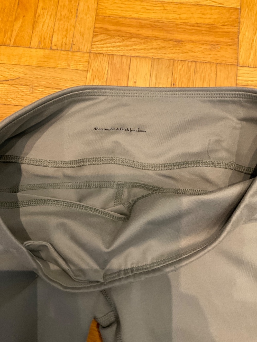 Abercombie & Fitch leggings with peekaboo hip detail - Picture 2 of 4